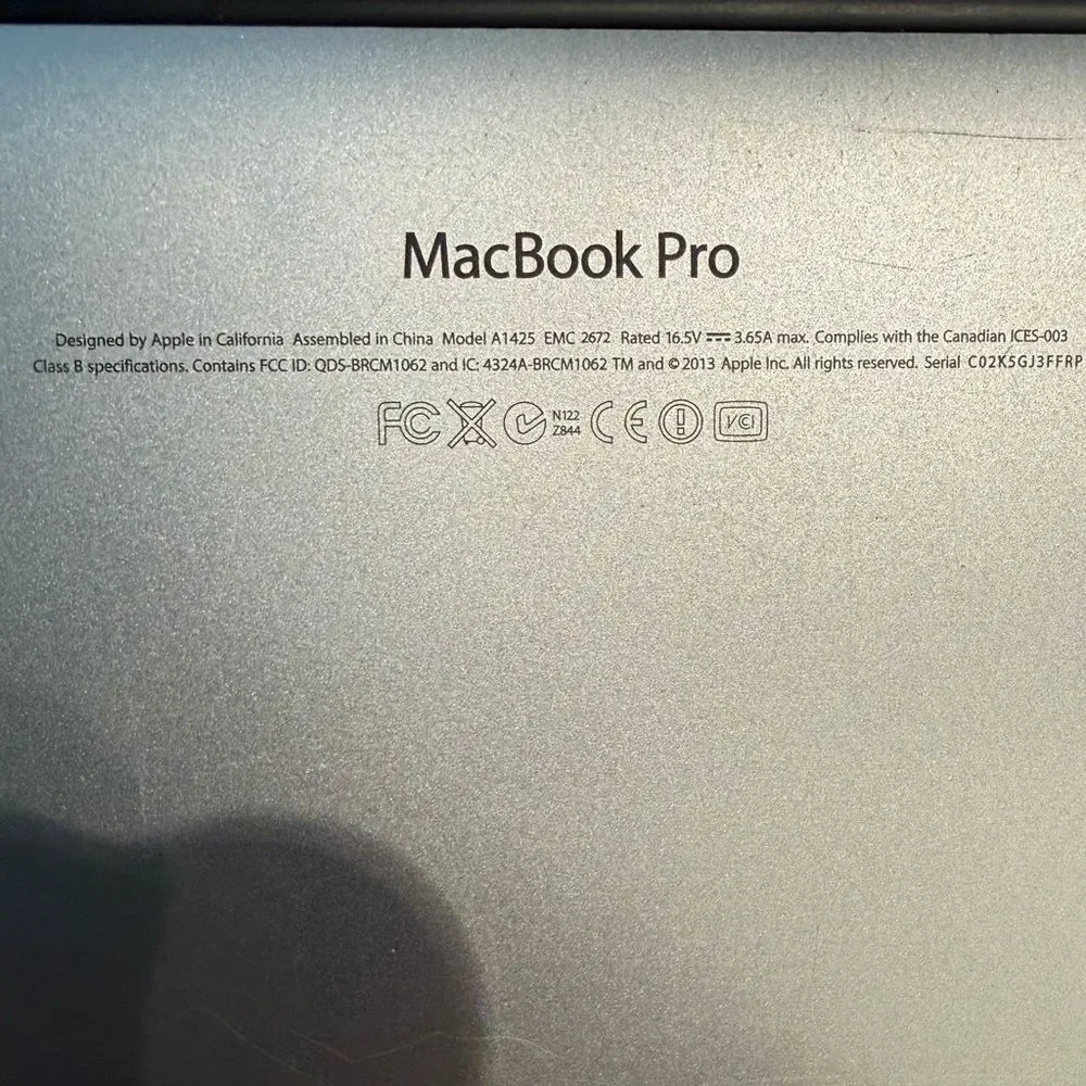 MACBOOK 2013 Pro Silver 13 Inch 256gb LIKE NEW CONDITION Charger REFURBISED :)